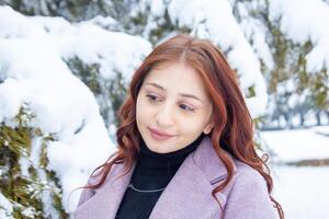 bella ragazza nel inverno foresta, giovane donna nel inverno parco foto