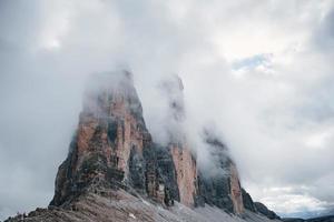 montagne nella nebbia e nuvole. tre cime di lavaredo foto