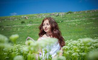 rosso dai capelli donna nel il parco, bella donna nel il natura foto