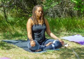 persona fare yoga esercizio su il spiaggia, persona rilassante su il spiaggia, personn fare yoga foto