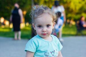 piccolo ragazza giocando nel il parco foto