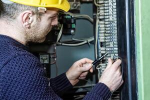 industriale lavoratore a il opera nel fabbrica foto