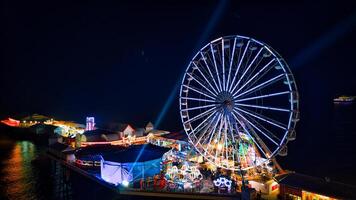 illuminato Ferris ruota a un' notte giusto con vivace luci e festivo atmosfera nel backpool, Inghilterra. foto