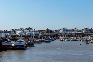 panoramico Visualizza di un' vivace porto con Barche e lungomare edifici sotto un' chiaro blu cielo nel Bridlington, Inghilterra. foto