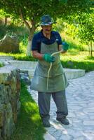 contadino Tenere un' verde serpente, lavoratore Tenere un' verde serpente foto