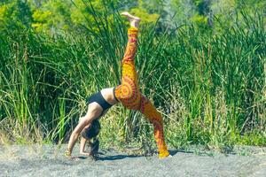 persona fare yoga esercizio su il spiaggia, persona rilassante su il spiaggia, personn fare yoga foto