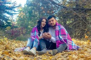 romantico coppia nel il giardino, coppia nel il natura foto