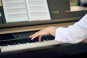 donna giochi elettrico pianoforte a all'aperto musica prestazione, vicino su Visualizza per agile mani foto