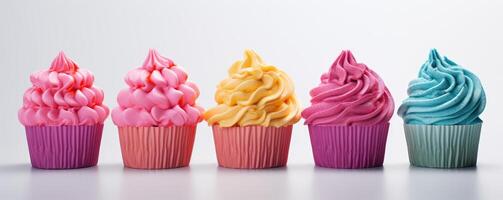 ai generato riga di identico cupcakes con diverso colorato foto
