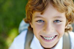ai generato ritratto di un' sorridente poco ragazzo con bretelle su il suo denti nel il parco foto