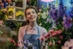 ai generato giovane femmina fioraio sorridente tra fiori nel un' fiore negozio foto