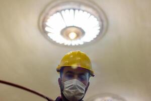 industriale lavoratore con giallo casco a il opera foto