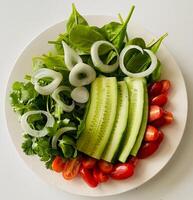 insalata con cetriolo, pomodoro, cipolla e spinaci su bianca sfondo foto