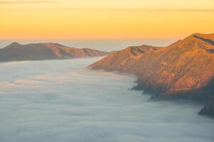 bellissimo Visualizza di il montagne con mare di nebbia nel il la zona di bromo Tengger Semeru nazionale parco, Indonesia. foto