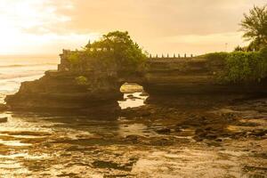 pura batu bolong un iconico induismo mare tempio quasi tanah lotto tempio nel bali isola di Indonesia a sera. foto