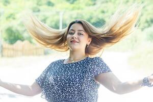 bella giovane ragazza nel il natura foto