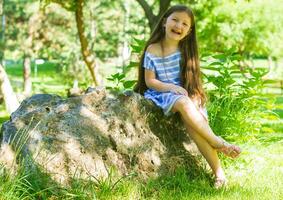 bella poco ragazza nel il natura, ragazza nel estate foto