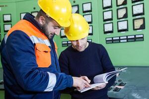 industriale lavoratori a il opera nel fabbrica foto