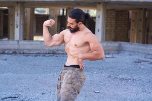 bodybuilder formazione il suo muscoli nel palestra, bodybuilder formazione con manubrio foto