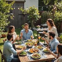 ai generato un' gruppo di amici godendo un' pasto insieme nel un' Giardino dietro la casa ambientazione. foto