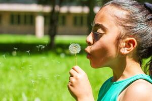 poco ragazza nel il campo, poco ragazza fare yoga esercizi nel il parco foto