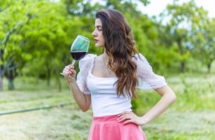 bella giovane ragazza nel il natura, ragazza nel il parco foto