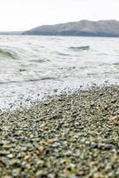 acqua gocce su il spiaggia, vicino su di un' sabbia su il spiaggia foto