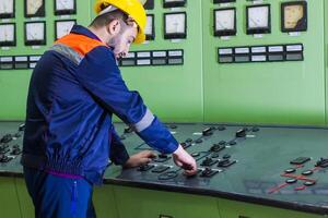 industriale lavoratore con giallo casco a il opera foto