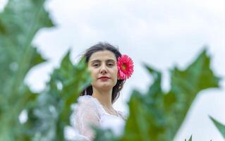 bella giovane ragazza nel il natura, ragazza nel il parco foto