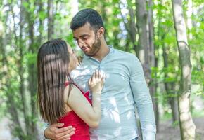 romantico coppia nel il giardino, coppia nel il natura foto