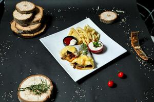 bianca piatto con Sandwich e patatine fritte su superiore foto