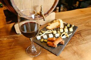 delizioso piatto di cibo con bicchiere di vino su tavolo foto