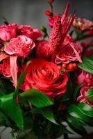 vaso con rosso fiori e verde le foglie foto