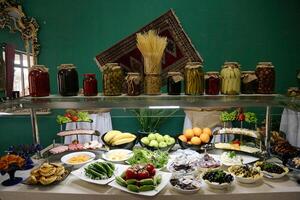 sontuoso buffet tavolo traboccante con assortito delizioso piatti foto