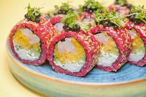 blu piatto con Sushi coperto nel salsa foto
