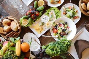 abbondante festa su un' tavolo con un' varietà di piatti pieno con cibo. foto