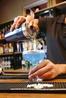 barista scrosciante cocktail in bicchiere a il bar foto