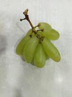 un' mazzo di uva su un' tavolo foto