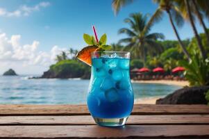 ai generato un' rinfrescante blu Hawaii cocktail su un' di legno tavolo prospiciente un' tropicale spiaggia. foto