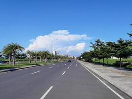 un' strada con un' strada e alberi su il lato foto