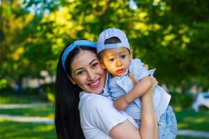 piccolo ragazzo con madre nel il parco foto