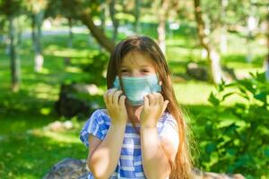 bella poco ragazza nel il natura, ragazza nel estate foto