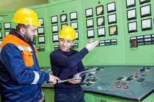 industriale lavoratori a il opera nel fabbrica foto