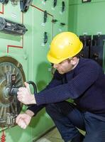 industriale lavoratore a il opera nel fabbrica foto