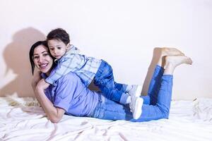 genitore e bambino, madre e bambino giocando insieme nel studio foto