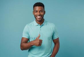 ai generato un' uomo indossare un' turchese polo camicia sorrisi come lui dà un' pollice su, il suo rilassato comportamento e casuale abbigliamento riflettere un affabile personalità. foto