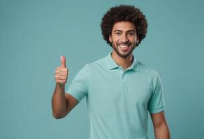 ai generato un' uomo con afro capelli nel un' alzavola polo camicia, sorridente e Esprimere a gesti pollici su. rappresenta positività e avvicinabilità. foto