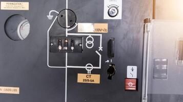 interruttore disconnect su il cubicolo pannello, interruttore Ingranaggio su il cubicolo pannello energia pianta. foto