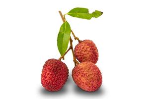 gruppo di lychee , litchi chinensis, con le foglie su bianca sfondo con ritaglio sentiero foto