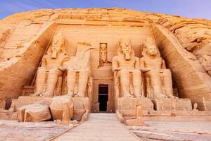 statua di il Faraone ramese ii a il grande tempio di ramese ii nel abu simbel villaggio, Assuan, superiore Egitto. foto